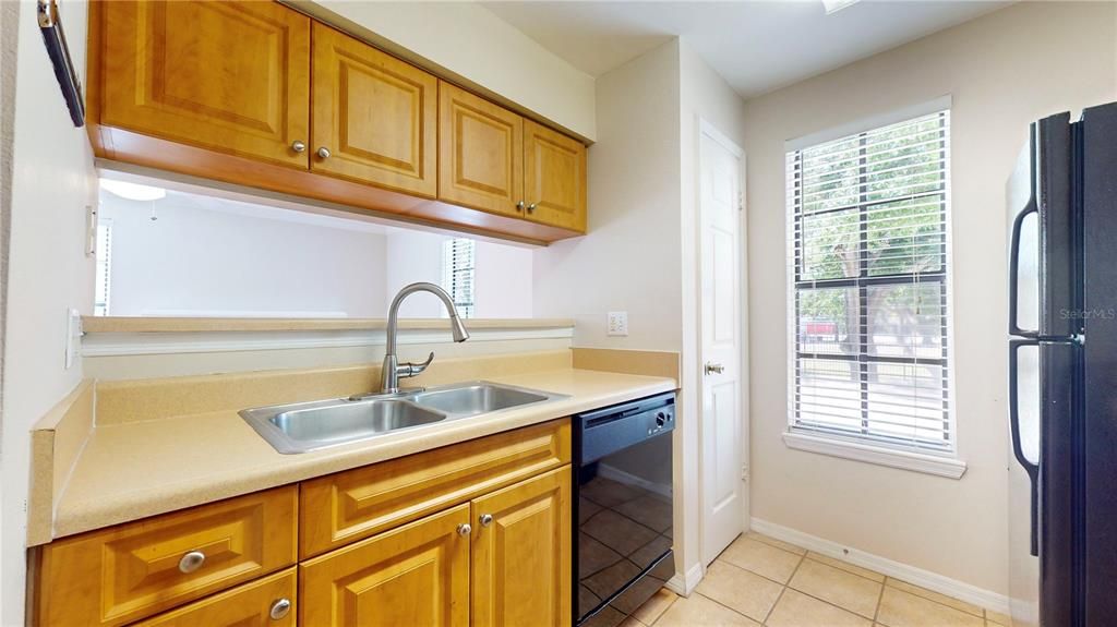 Active With Contract: $1,600 (1 beds, 1 baths, 631 Square Feet)