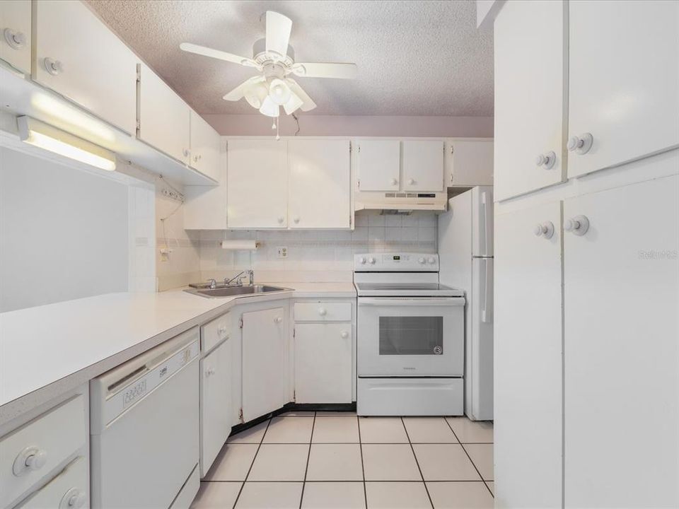 Well maintained kitchen w/ dishwasher, range & refrigerator