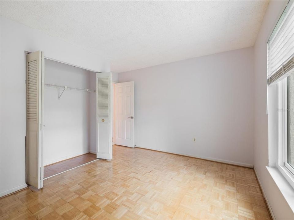 Guest bedroom w/ ample closet space