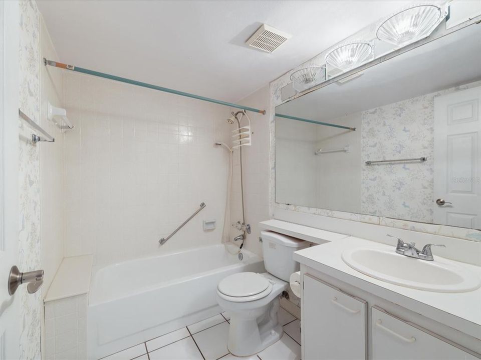 Hall bathroom w/ tub/shower combo