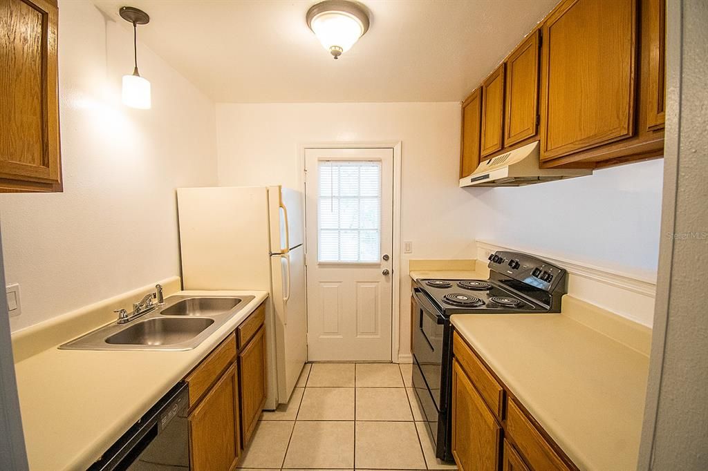 For Sale: $177,000 (2 beds, 1 baths, 896 Square Feet)