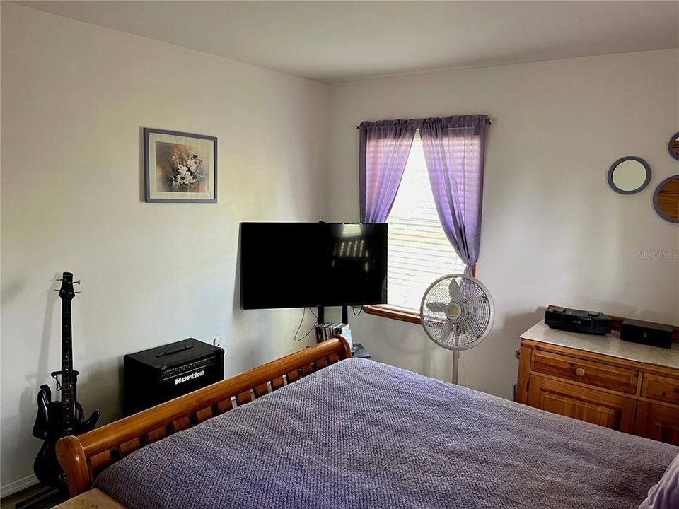 For Sale: $307,000 (2 beds, 1 baths, 824 Square Feet)