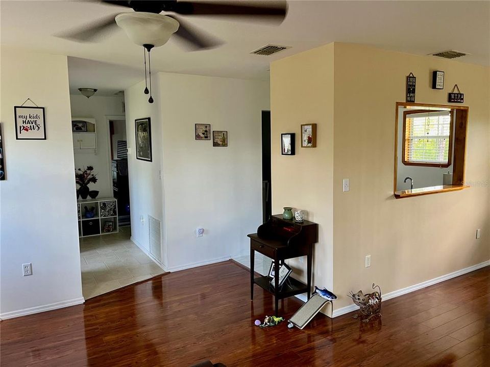 For Sale: $307,000 (2 beds, 1 baths, 824 Square Feet)