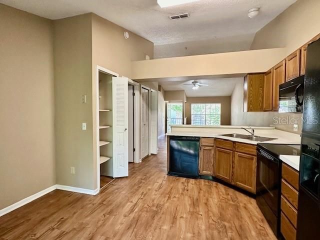 For Sale: $234,900 (2 beds, 2 baths, 975 Square Feet)