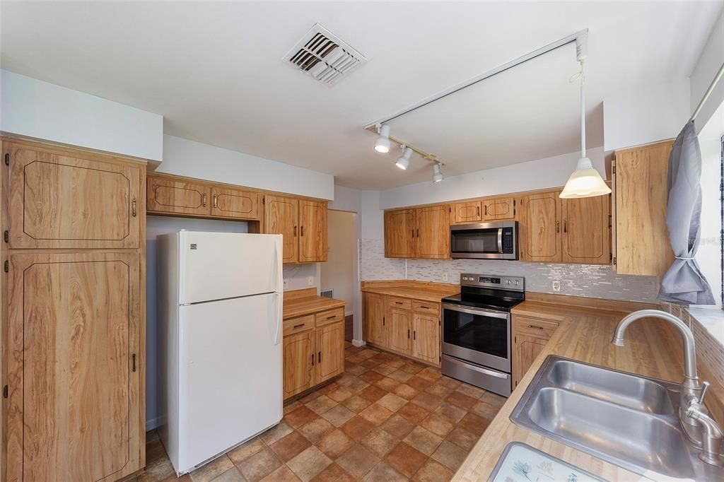 For Sale: $299,900 (3 beds, 2 baths, 1520 Square Feet)