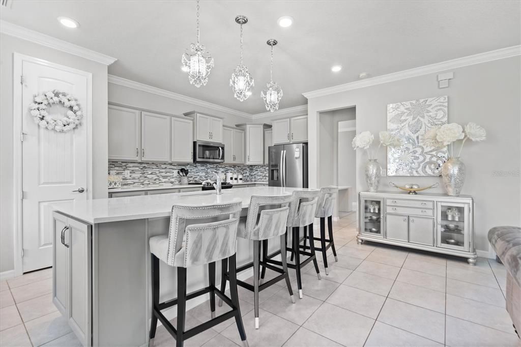 AN ABUNDANCE OF CABINETS & COUNTER SPACE