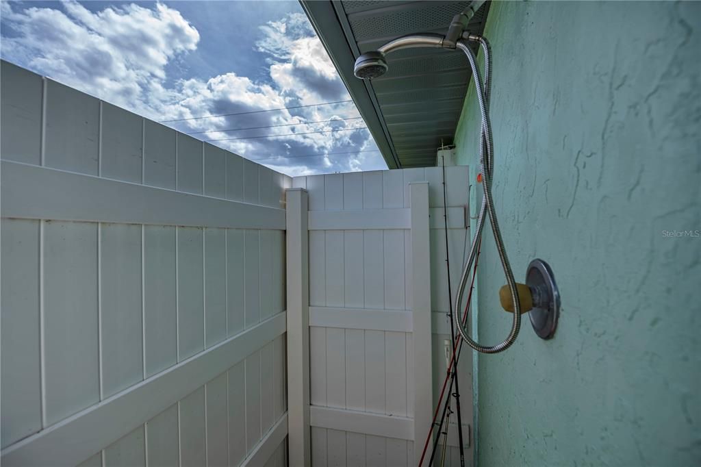 an outside shower too!