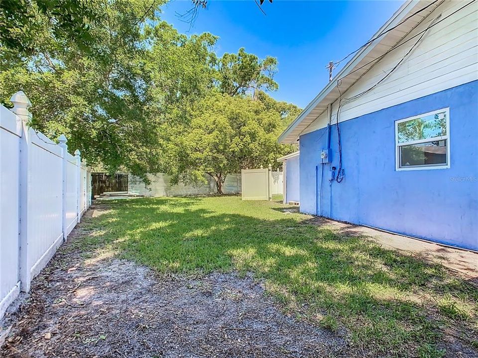 Active With Contract: $370,000 (3 beds, 2 baths, 1036 Square Feet)