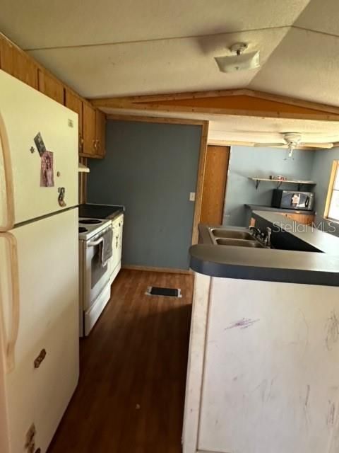 For Sale: $120,000 (2 beds, 2 baths, 924 Square Feet)