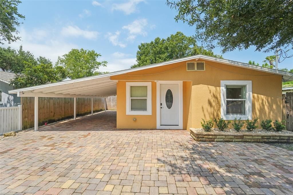 Active With Contract: $225,000 (2 beds, 1 baths, 757 Square Feet)