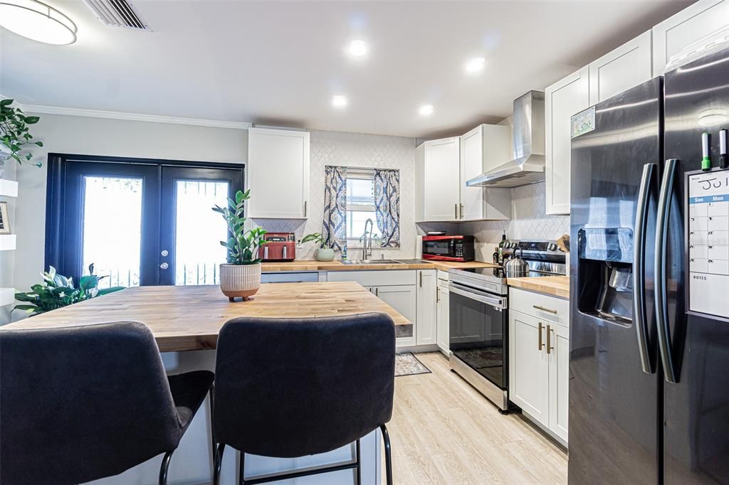 Active With Contract: $214,900 (2 beds, 2 baths, 1008 Square Feet)