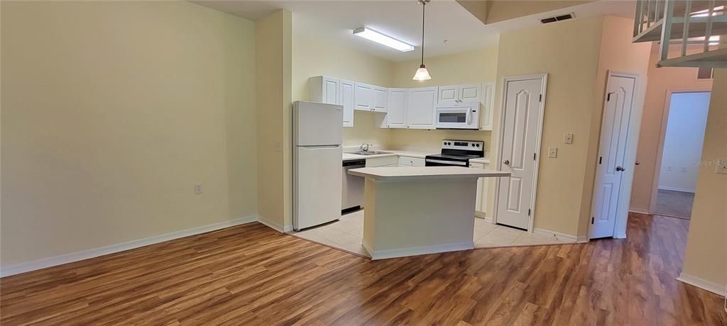 For Rent: $1,800 (2 beds, 2 baths, 1131 Square Feet)