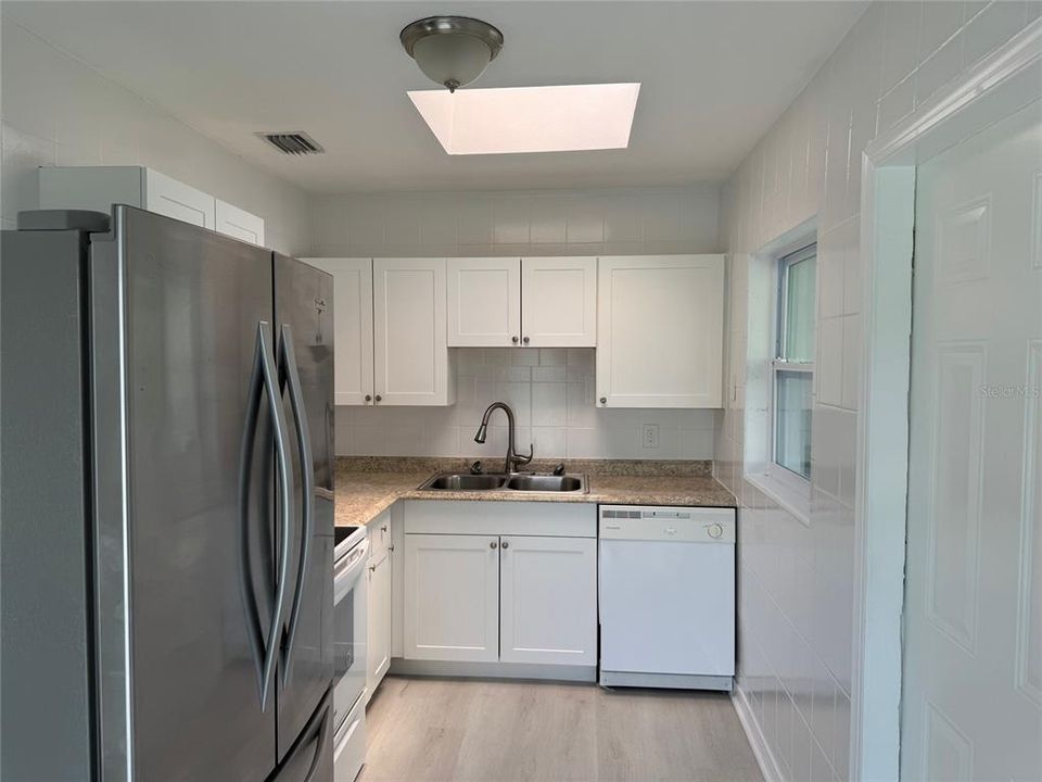 Active With Contract: $184,900 (3 beds, 1 baths, 874 Square Feet)