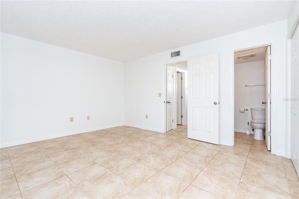 For Sale: $144,000 (1 beds, 1 baths, 647 Square Feet)