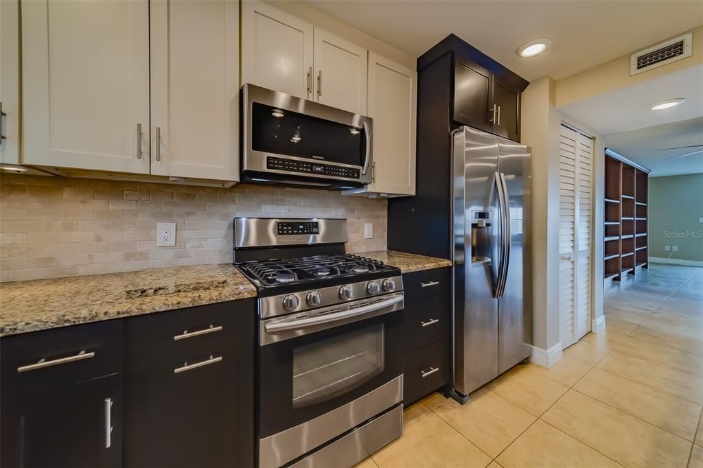 For Sale: $313,000 (1 beds, 1 baths, 1170 Square Feet)