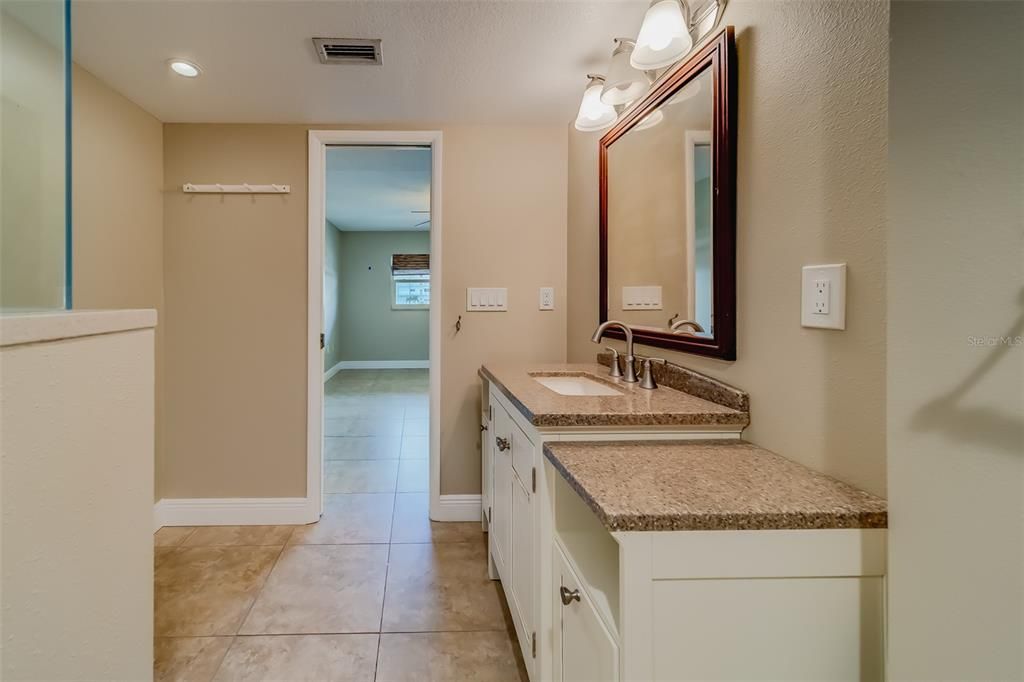 For Sale: $313,000 (1 beds, 1 baths, 1170 Square Feet)