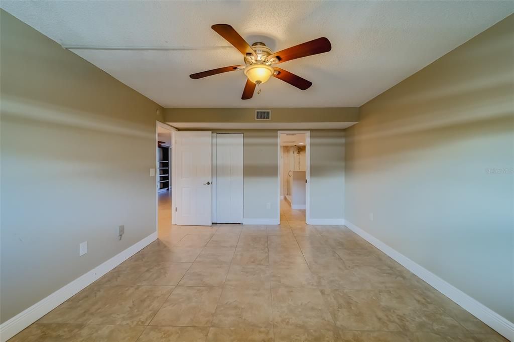 For Sale: $313,000 (1 beds, 1 baths, 1170 Square Feet)