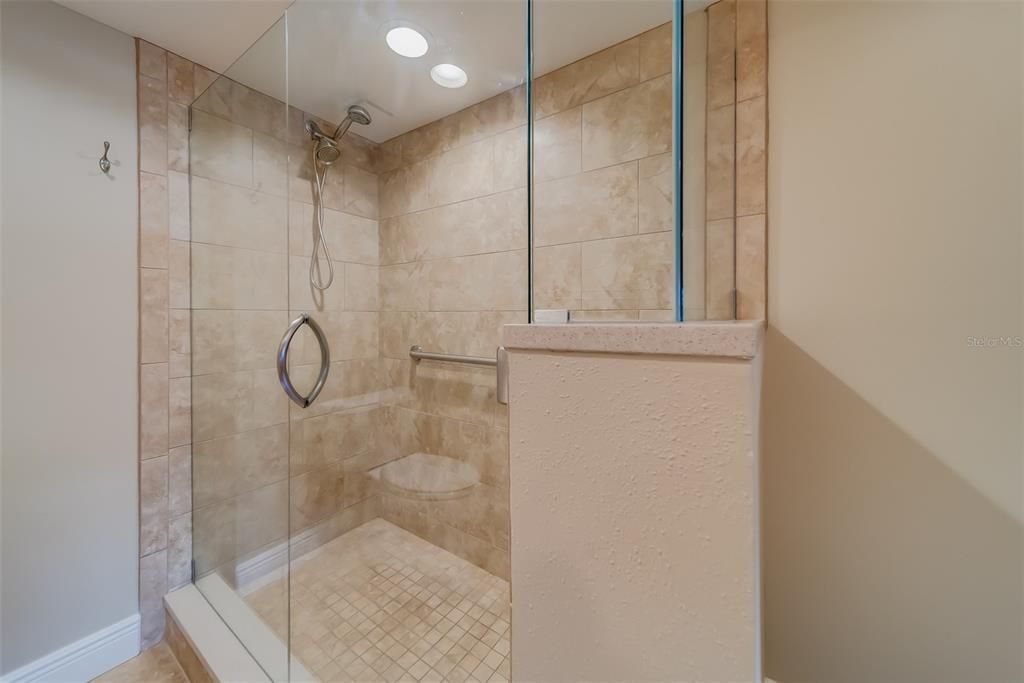 For Sale: $313,000 (1 beds, 1 baths, 1170 Square Feet)