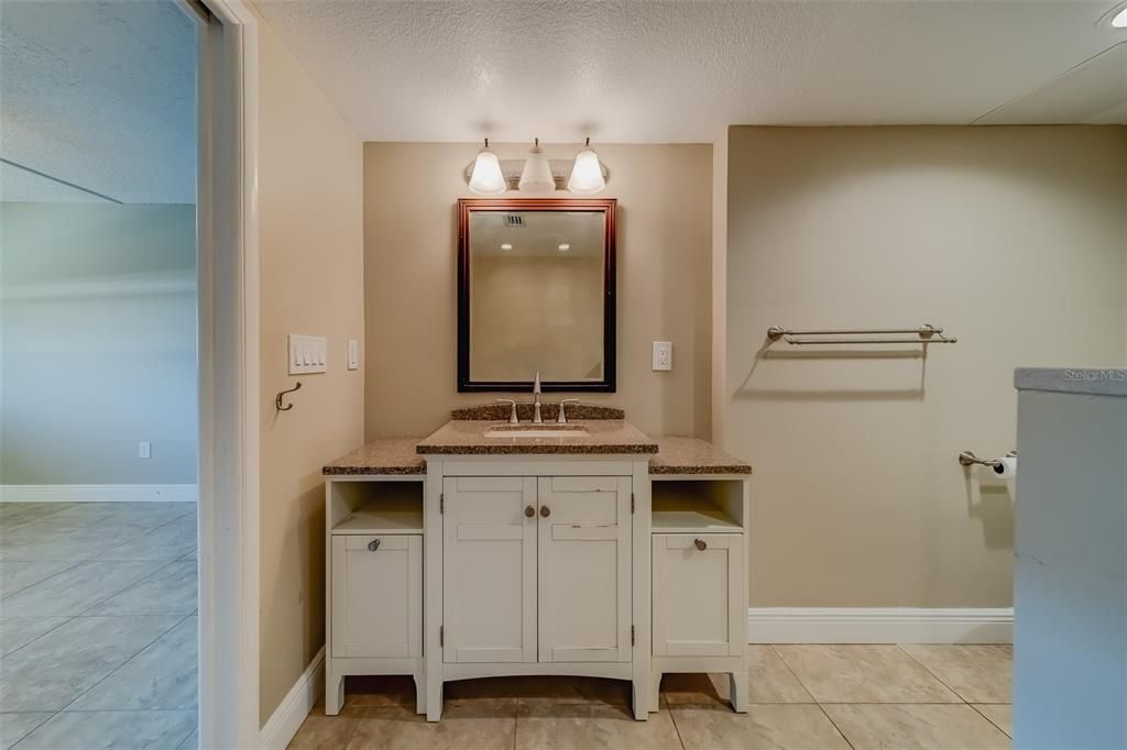 For Sale: $313,000 (1 beds, 1 baths, 1170 Square Feet)