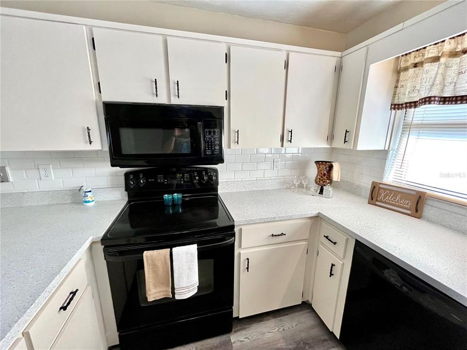 Active With Contract: $264,400 (2 beds, 2 baths, 1172 Square Feet)