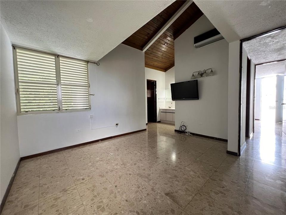 En Venta: $725,000 (4 camas, 3 baños, 2700 Pies cuadrados)