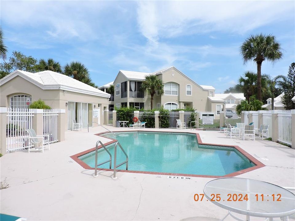 Active With Contract: $2,275 (2 beds, 2 baths, 1337 Square Feet)