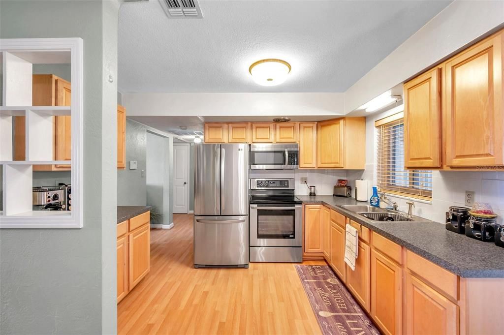 For Sale: $379,999 (2 beds, 1 baths, 1091 Square Feet)