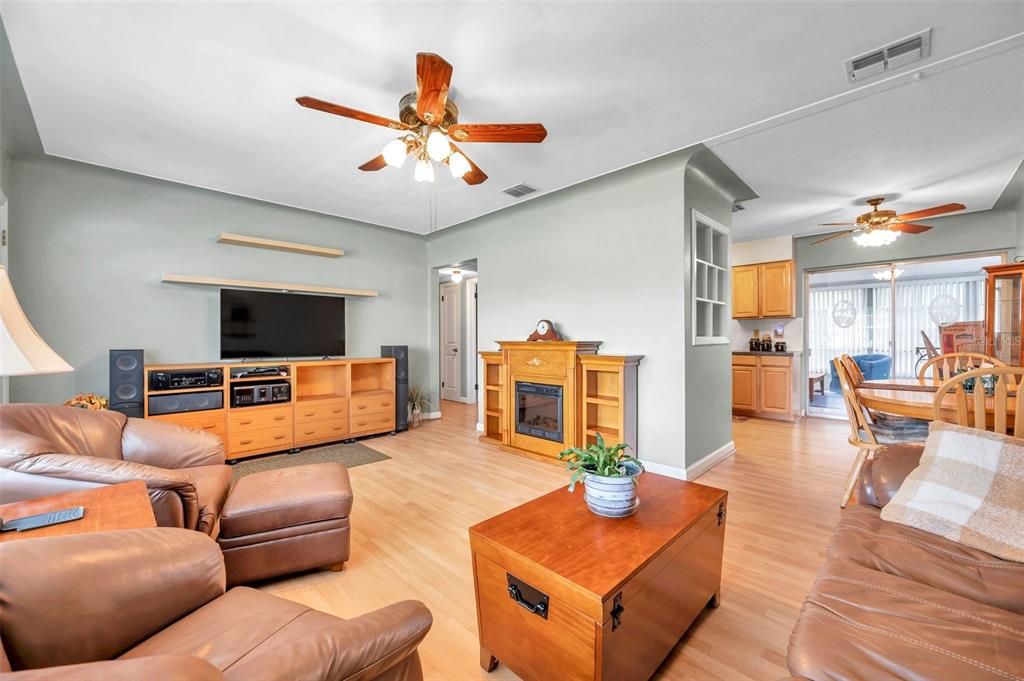 For Sale: $379,999 (2 beds, 1 baths, 1091 Square Feet)