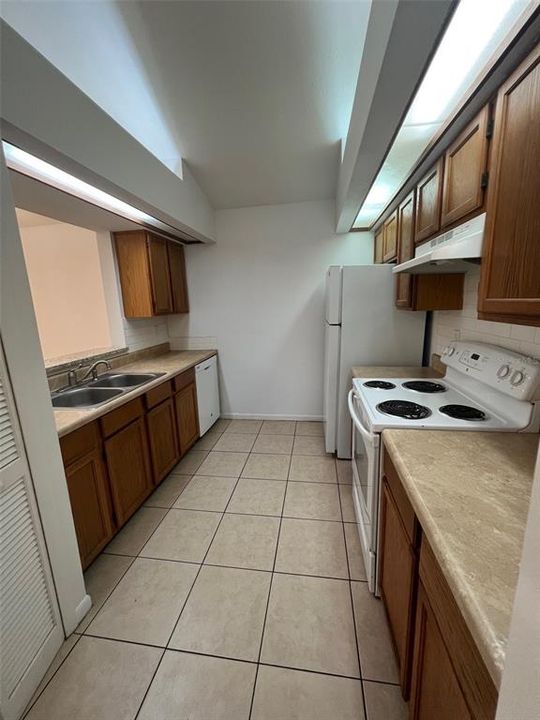 For Rent: $1,950 (2 beds, 2 baths, 999 Square Feet)