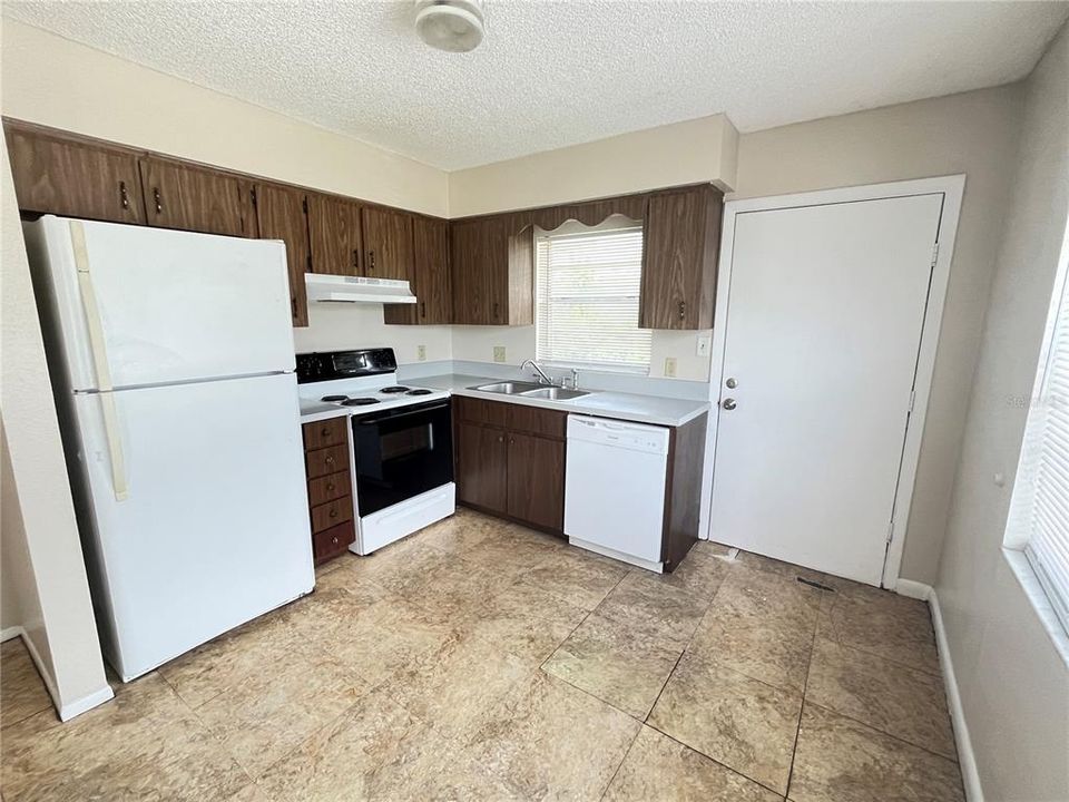 For Rent: $1,199 (2 beds, 1 baths, 854 Square Feet)