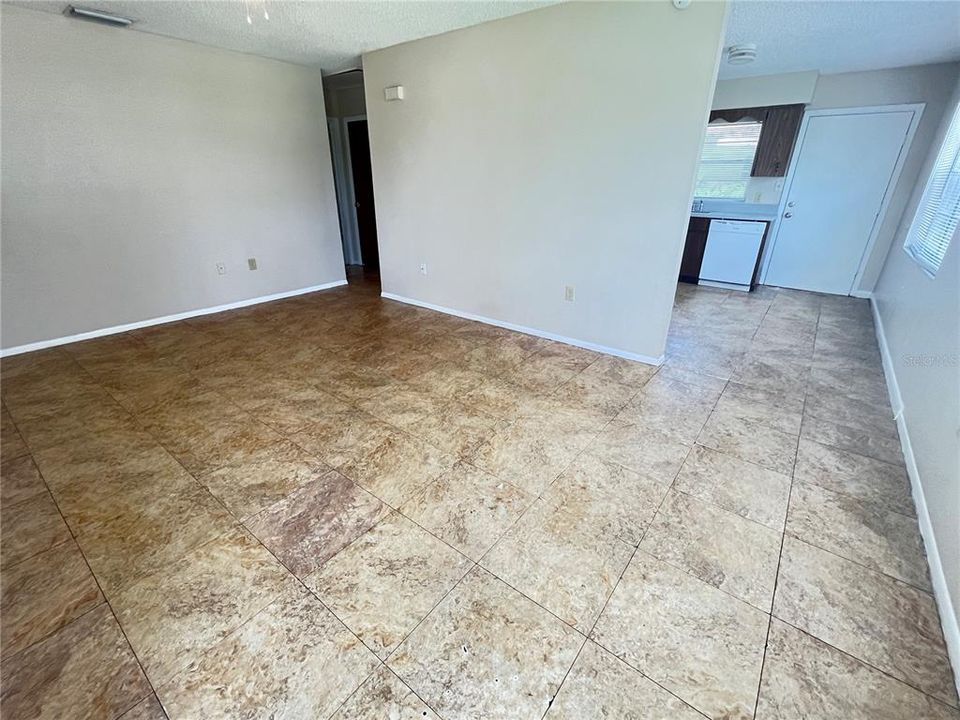 For Rent: $1,199 (2 beds, 1 baths, 854 Square Feet)