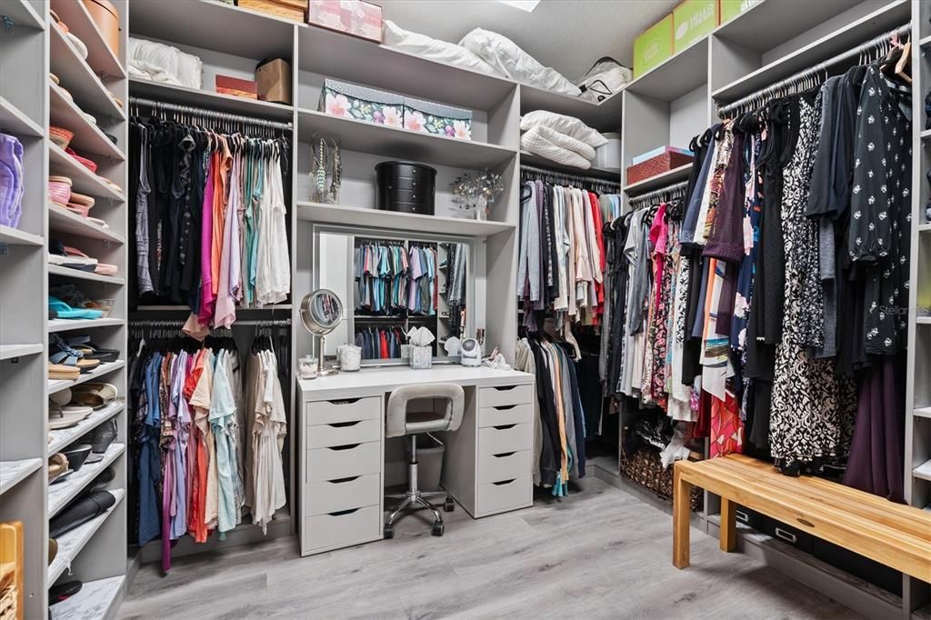 WALK IN CLOSET