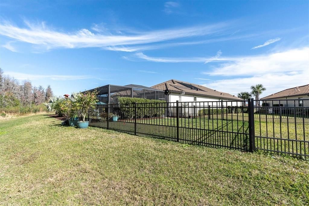 FENCED SIDE YARD