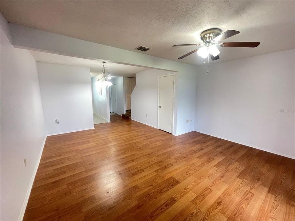 Active With Contract: $1,700 (2 beds, 1 baths, 990 Square Feet)