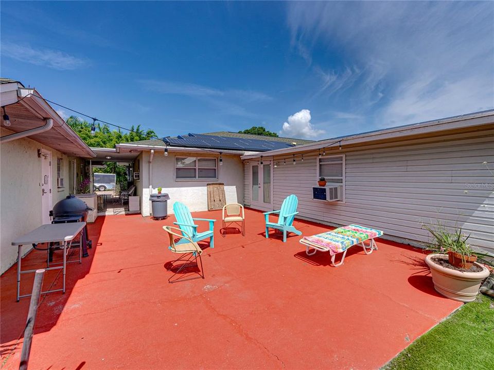 Sun porch and grill area