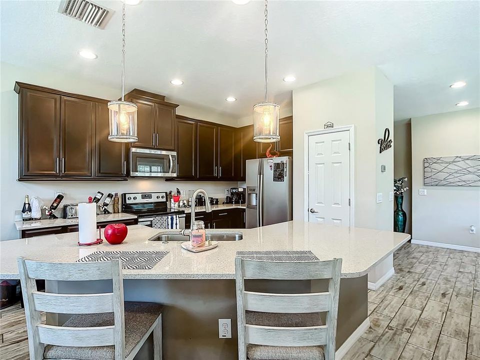 Kitchen breakfast bar