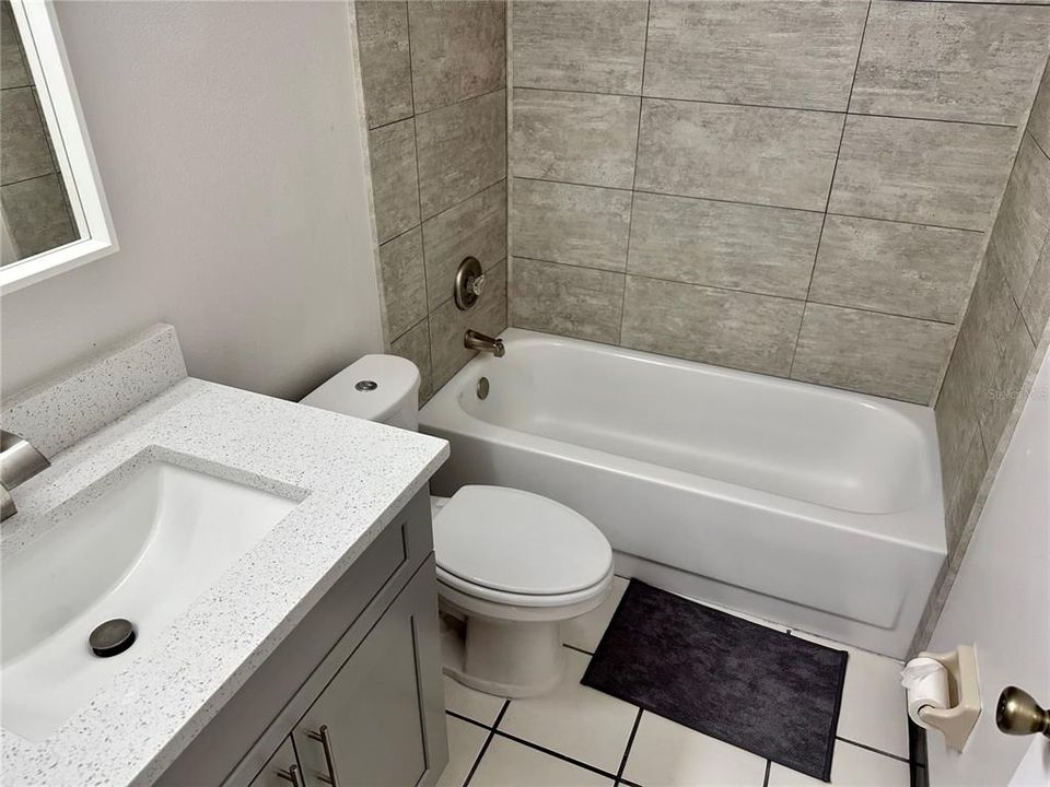 Active With Contract: $1,300 (1 beds, 1 baths, 746 Square Feet)