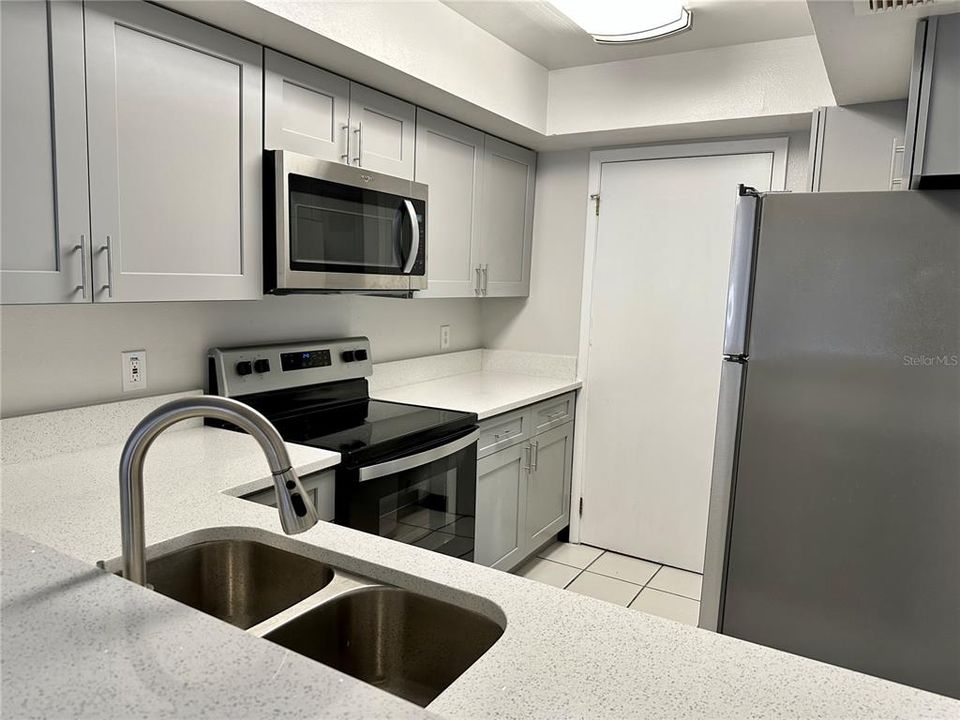 Active With Contract: $1,300 (1 beds, 1 baths, 746 Square Feet)