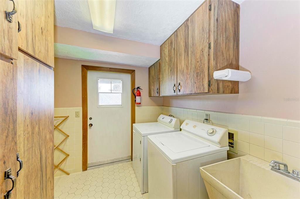 LAUNDRY ROOM WITH UTILITY SINK