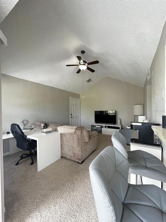 Active With Contract: $1,400 (1 beds, 1 baths, 673 Square Feet)