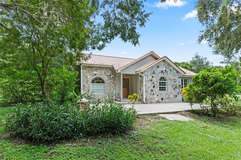 Attractive Stone & Stucco Exterior