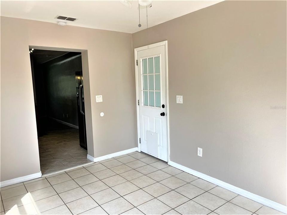 Active With Contract: $2,550 (3 beds, 2 baths, 1252 Square Feet)