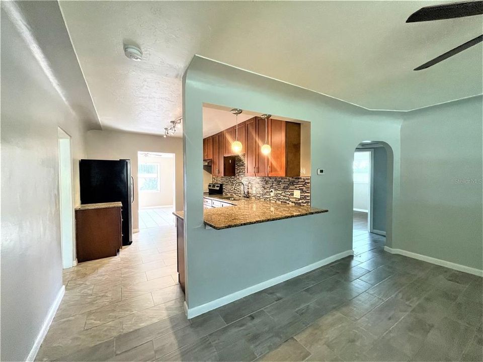 Active With Contract: $2,550 (3 beds, 2 baths, 1252 Square Feet)