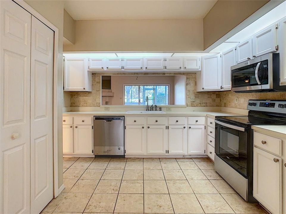 Updated Kitchen w/Stainless Steel Appliances