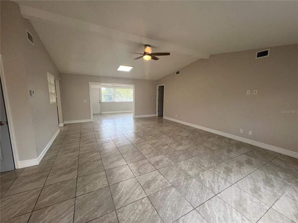 Active With Contract: $1,800 (3 beds, 2 baths, 1570 Square Feet)