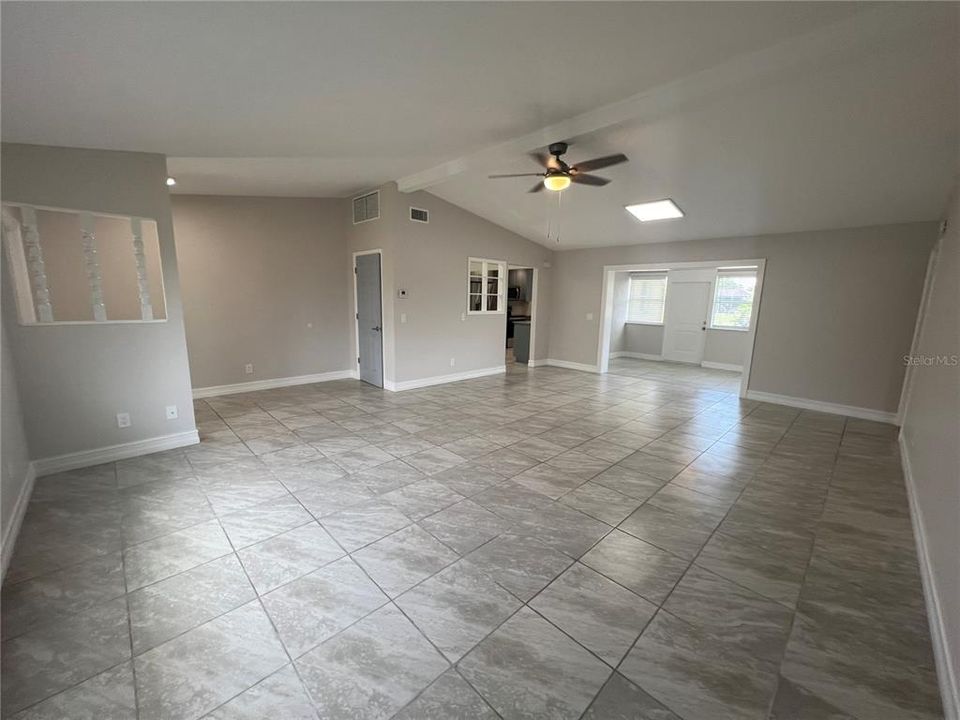 Active With Contract: $1,800 (3 beds, 2 baths, 1570 Square Feet)