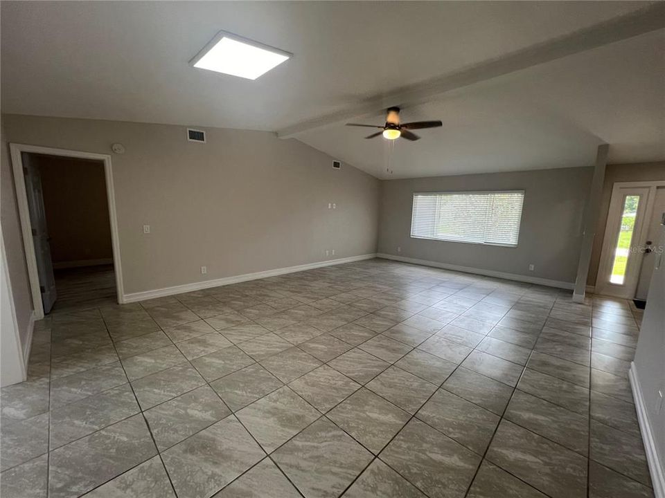 Active With Contract: $1,800 (3 beds, 2 baths, 1570 Square Feet)