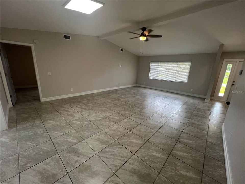 Active With Contract: $1,800 (3 beds, 2 baths, 1570 Square Feet)