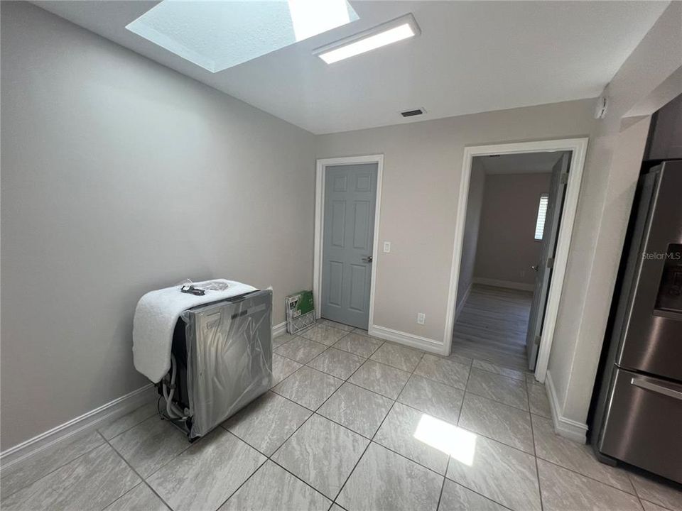 Active With Contract: $1,800 (3 beds, 2 baths, 1570 Square Feet)