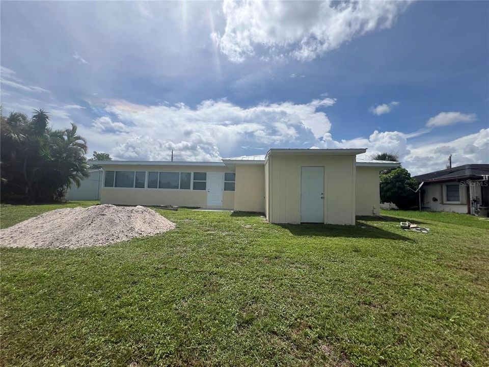 Active With Contract: $1,800 (3 beds, 2 baths, 1570 Square Feet)